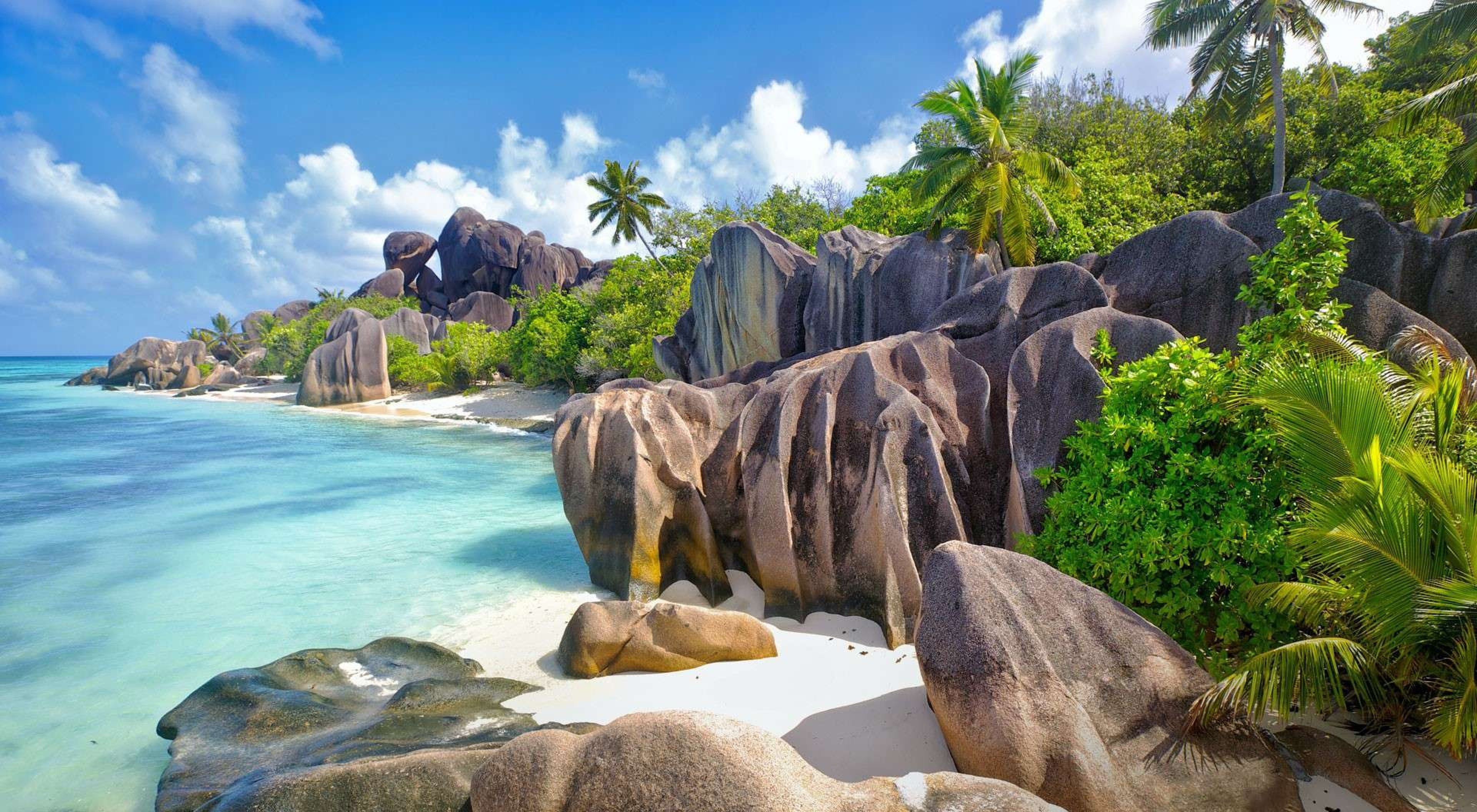 Каменистый тропический остров